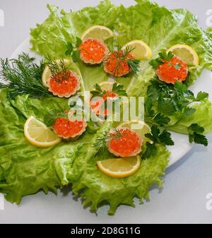 Tartlets mit rotem Kaviar auf einem Schneidebrett Stockfoto