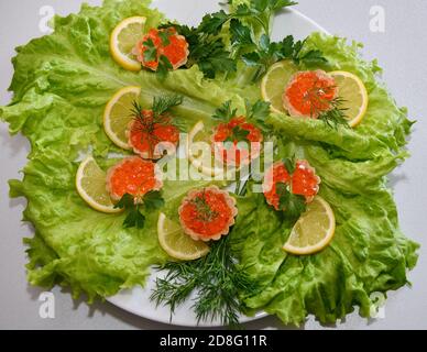 Tartlets mit rotem Kaviar auf einem Schneidebrett Stockfoto