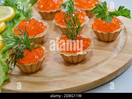 Tartlets mit rotem Kaviar auf einem Schneidebrett Stockfoto