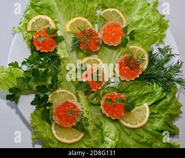 Tartlets mit rotem Kaviar auf einem Schneidebrett Stockfoto