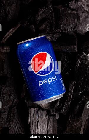 MetallDose mit pepsi Cola auf schwarzem Holzkohlegrund Stockfoto