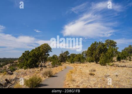 Sonniger Blick auf das Walnut Canyon National Monument in Arizona Stockfoto