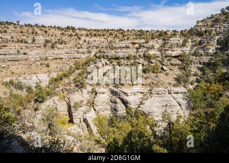 Sonniger Blick auf das Walnut Canyon National Monument in Arizona Stockfoto