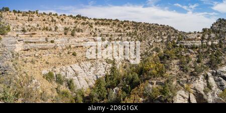 Sonniger Blick auf das Walnut Canyon National Monument in Arizona Stockfoto