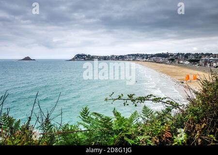 Pleneuf Val Andre Strand, Küste und Stadtlandschaft, Bretagne, Frankreich Stockfoto