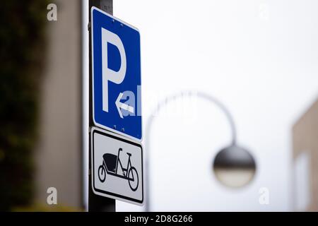 Köln, Deutschland. Oktober 2020. Ein Wegweiser weist auf Parkplätze für Güterfahrräder hin. Quelle: Rolf Vennenbernd/dpa/Alamy Live News Stockfoto