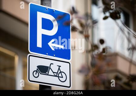 Köln, Deutschland. Oktober 2020. Ein Wegweiser weist auf Parkplätze für Güterfahrräder hin. Quelle: Rolf Vennenbernd/dpa/Alamy Live News Stockfoto