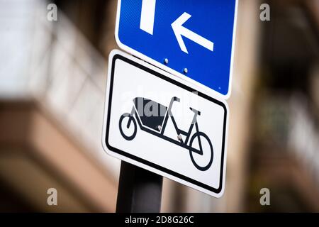 Köln, Deutschland. Oktober 2020. Ein Wegweiser weist auf Parkplätze für Güterfahrräder hin. Quelle: Rolf Vennenbernd/dpa/Alamy Live News Stockfoto