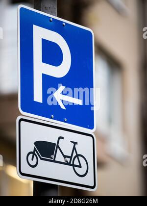 Köln, Deutschland. Oktober 2020. Ein Wegweiser weist auf Parkplätze für Güterfahrräder hin. Quelle: Rolf Vennenbernd/dpa/Alamy Live News Stockfoto