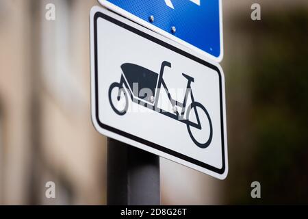 Köln, Deutschland. Oktober 2020. Ein Wegweiser weist auf Parkplätze für Güterfahrräder hin. Quelle: Rolf Vennenbernd/dpa/Alamy Live News Stockfoto