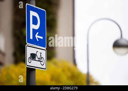 Köln, Deutschland. Oktober 2020. Ein Wegweiser weist auf Parkplätze für Güterfahrräder hin. Quelle: Rolf Vennenbernd/dpa/Alamy Live News Stockfoto