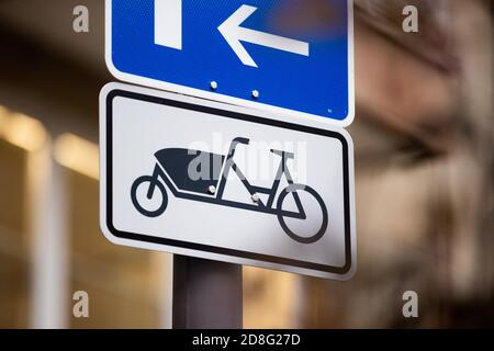 Köln, Deutschland. Oktober 2020. Ein Wegweiser weist auf Parkplätze für Güterfahrräder hin. Quelle: Rolf Vennenbernd/dpa/Alamy Live News Stockfoto