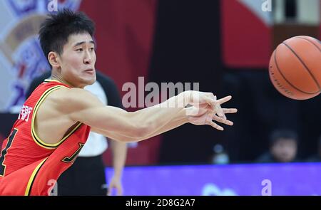 Zhuji, Chinas Provinz Zhejiang. Oktober 2020. Jiang Weize von Jilin Northeast Tigers übergibt den Ball während der 6. Runde Spiel zwischen Jilin Northeast Tigers und Peking Royal Fighters bei der Saison 2020-2021 der Chinese Basketball Association (CBA) Liga in Zhuji, Ost-China Zhejiang Provinz, 30. Oktober 2020. Quelle: Weng Xinyang/Xinhua/Alamy Live News Stockfoto