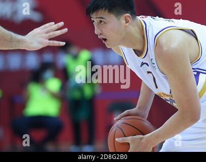 Zhuji, Chinas Provinz Zhejiang. Oktober 2020. Yu Changdong von Beijing Royal Fighters tritt während des 6. Runde Match zwischen Jilin Northeast Tigers und Beijing Royal Fighters bei der Saison 2020-2021 der Chinese Basketball Association (CBA) Liga in Zhuji, Ost-China Zhejiang Provinz, 30. Oktober 2020. Quelle: Weng Xinyang/Xinhua/Alamy Live News Stockfoto