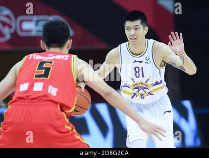 Zhuji, Chinas Provinz Zhejiang. Oktober 2020. Wang Zirui (R) von Beijing Royal Fighters Gesten während der 6. Runde Spiel zwischen Jilin Northeast Tigers und Peking Royal Fighters bei der Saison 2020-2021 der Chinese Basketball Association (CBA) Liga in Zhuji, Ost-China Zhejiang Provinz, 30. Oktober 2020. Quelle: Weng Xinyang/Xinhua/Alamy Live News Stockfoto