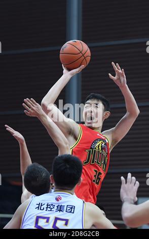 Zhuji, Chinas Provinz Zhejiang. Oktober 2020. Dai Huaibo von Jilin Northeast Tigers schießt während der 6. Runde zwischen Jilin Northeast Tigers und Peking Royal Fighters bei der Saison 2020-2021 der Chinese Basketball Association (CBA) Liga in Zhuji, Ost-Chinas Zhejiang Provinz, 30. Oktober 2020. Quelle: Weng Xinyang/Xinhua/Alamy Live News Stockfoto