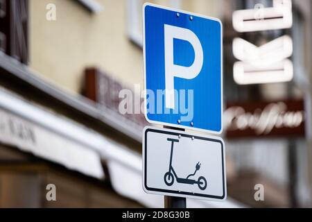 Köln, Deutschland. Oktober 2020. Ein Wegweiser weist auf Parkplätze für E-Scooter hin. Quelle: Rolf Vennenbernd/dpa/Alamy Live News Stockfoto