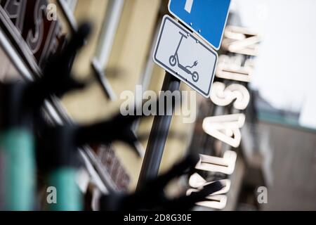 Köln, Deutschland. Oktober 2020. Ein Wegweiser weist auf Parkplätze für E-Scooter hin. Quelle: Rolf Vennenbernd/dpa/Alamy Live News Stockfoto