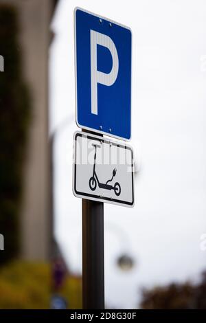 Köln, Deutschland. Oktober 2020. Ein Wegweiser weist auf Parkplätze für E-Scooter hin. Quelle: Rolf Vennenbernd/dpa/Alamy Live News Stockfoto