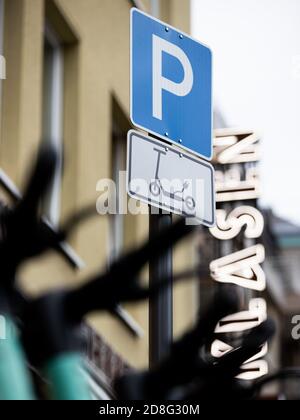 Köln, Deutschland. Oktober 2020. Ein Wegweiser weist auf Parkplätze für E-Scooter hin. Quelle: Rolf Vennenbernd/dpa/Alamy Live News Stockfoto