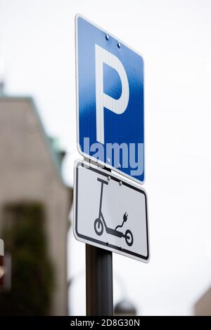 Köln, Deutschland. Oktober 2020. Ein Wegweiser weist auf Parkplätze für E-Scooter hin. Quelle: Rolf Vennenbernd/dpa/Alamy Live News Stockfoto