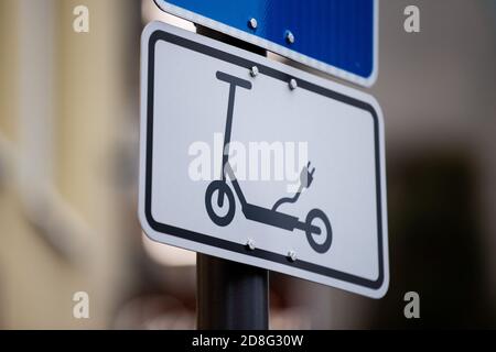 Köln, Deutschland. Oktober 2020. Ein Wegweiser weist auf Parkplätze für E-Scooter hin. Quelle: Rolf Vennenbernd/dpa/Alamy Live News Stockfoto