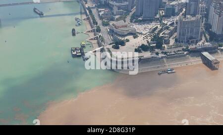 Luftaufnahme des Zusammenflusses von Jangtse und Wujiang in Chongqing, China, 9. September 2020. Stockfoto