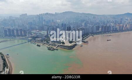Luftaufnahme des Zusammenflusses von Jangtse und Wujiang in Chongqing, China, 9. September 2020. Stockfoto