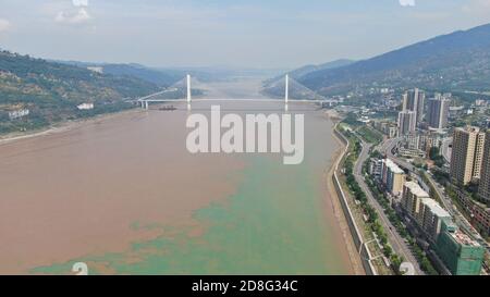 Luftaufnahme des Zusammenflusses von Jangtse und Wujiang in Chongqing, China, 9. September 2020. Stockfoto