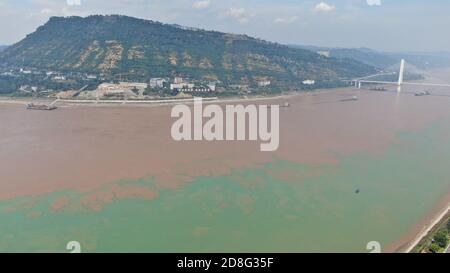 Luftaufnahme des Zusammenflusses von Jangtse und Wujiang in Chongqing, China, 9. September 2020. Stockfoto