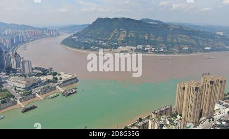 Luftaufnahme des Zusammenflusses von Jangtse und Wujiang in Chongqing, China, 9. September 2020. Stockfoto