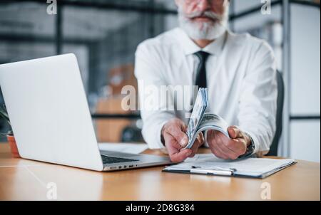 Nahaufnahme des Geschäftsmannes, der Geld in den Händen hält Im Büro Stockfoto