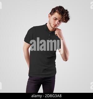 Schwarze Poloschablone auf Guy Richterkragen, mit Hand in der Tasche, leeres T-Shirt zur Design-Präsentation. Mockup von lässigen Herrenbekleidung isoliert o Stockfoto