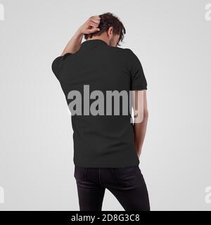 Schwarze Polo-Vorlage auf Kerl Glätten Haar, Rückansicht, isoliert auf Hintergrund. Blank stylish T-Shirt Mockup für Design-Präsentation und Werbung Stockfoto