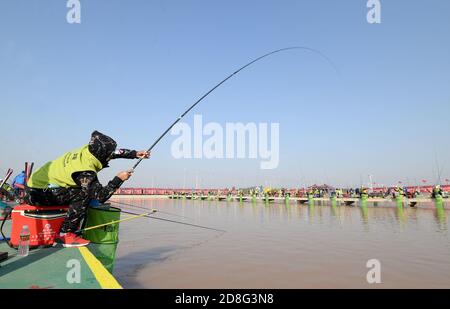 Handan, Handan, China. Oktober 2020. HebeiÃ¯Â¼Å'CHINA-A - die ''2020 Chinese Fishing Competition'' und das erste nationale Fishing Invitational Tournament in Handan, Nordchina Hebei Provinz, 24. Oktober 2018. Die 300 Spieler aus Peking, Tianjin, Innere Mongolei, Liaoning, Anhui, Hubei, Shandong, Shanxi, Henan, Hebei und anderen Orten nahmen am Wettbewerb Teil. Die Spieler genossen den Spaß des Fischens im Wettbewerb mit Freunden. Quelle: SIPA Asia/ZUMA Wire/Alamy Live News Stockfoto