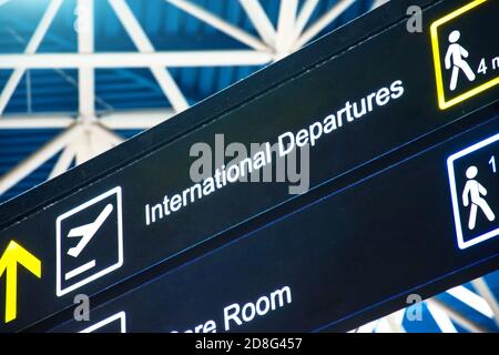 Anfahrt auf dem Schild am Flughafen - Internationale Abflüge Stockfoto