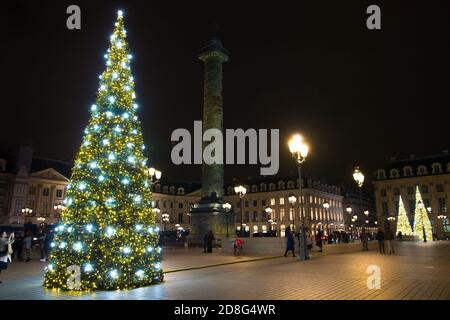 Weihnachtsbäume mit schönen Tinnseln geschmückt, Place Vendome (Platz), Paris, Frankreich. Riesige Kiefern. Luxuriöseste Einkaufsmöglichkeit in Paris Stockfoto