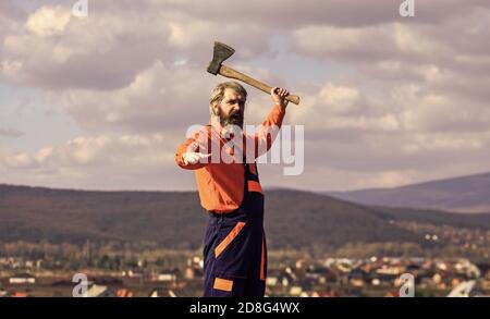 Break and Destroy. Reifen Mann Baumeister verwenden Axt. Professionelle Werkstatt arbeiten mit Axt-Werkzeug. Bauen und bauen. Erfahrener Architekt Reparatur und Reparatur. Ingenieur Karriere. Bärtiger Mann in Uniform. Stockfoto