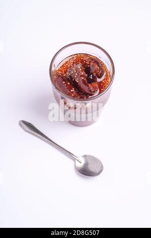 Feige Marmelade im Glas mit Löffel, Frühstück Stimmung Obst Lebensmittel auf weißem Hintergrund, Ansicht Winkel Stockfoto