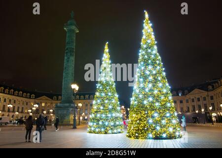 Weihnachtsbäume mit schönen Tinnseln geschmückt, Place Vendome (Platz), Paris, Frankreich. Riesige Kiefern. Luxuriöseste Einkaufsmöglichkeit in Paris. Stockfoto