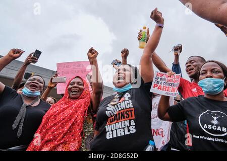 Mütter protestieren gegen Polizeibrutalität in Solidarität mit den Jugendlichen während der Proteste markiert #EndSARS in Lagos Nigeria am 17. Oktober 2020. Stockfoto