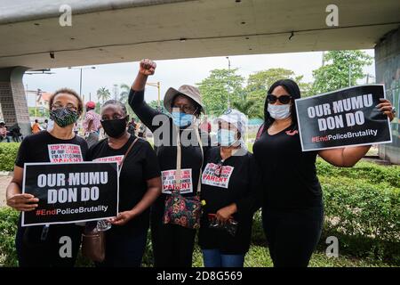 Mütter protestieren gegen Polizeibrutalität in Solidarität mit den Jugendlichen während der Proteste markiert #EndSARS in Lagos Nigeria am 17. Oktober 2020. Stockfoto