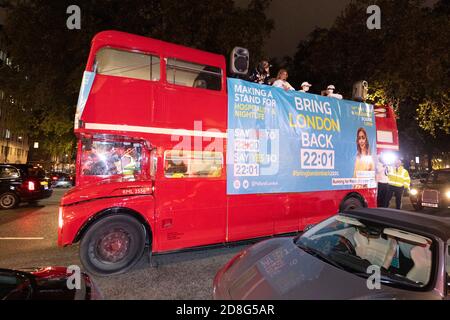 29. Oktober 2020. London, Großbritannien Frau Farah London, Bürgermeisterin von London 2021 unabhängige Kandidaten protestieren in einem Doppeldeckerbus gegen die 10 Uhr Covid-19 Ausgangssperre, die die Londoner Hotellerie betrifft. Foto von Ray Tang. Stockfoto