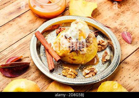 Gebackene Äpfel gefüllt mit Haferflocken und Nüssen.gebackene Äpfel auf Holz Tabelle Stockfoto