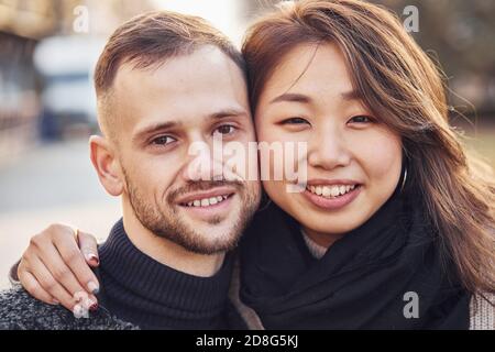 Portrait des multirassischen Paares. Asiatische Mädchen mit sie kaukasischen Freund Stockfoto