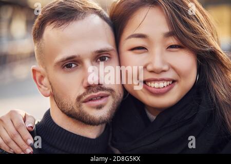 Portrait des multirassischen Paares. Asiatische Mädchen mit sie kaukasischen Freund Stockfoto