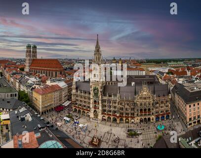 Die Skyline der Stadt mit der Frauenkirche und Neues Rathaus oder Neues Rathaus, München, Bayern, Deutschland Stockfoto