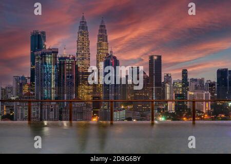 Die Skyline Der Stadt Mit Infinity Pool Kuala Lumpur Malaysia Stockfotografie Alamy