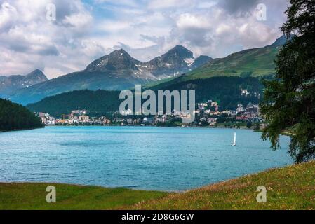 St. Moritz mit See namens St. Moritzsee und Schweizer Alpen im Engadin, Schweiz Stockfoto