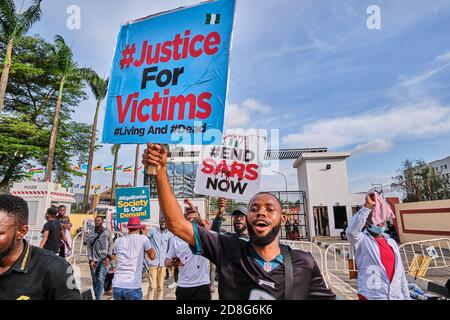 Menschen halten Plakate während der Proteste gegen Polizeibrutalität mit dem Tag #EndSARS in Lagos Nigeria am 8. Oktober 2020. Stockfoto